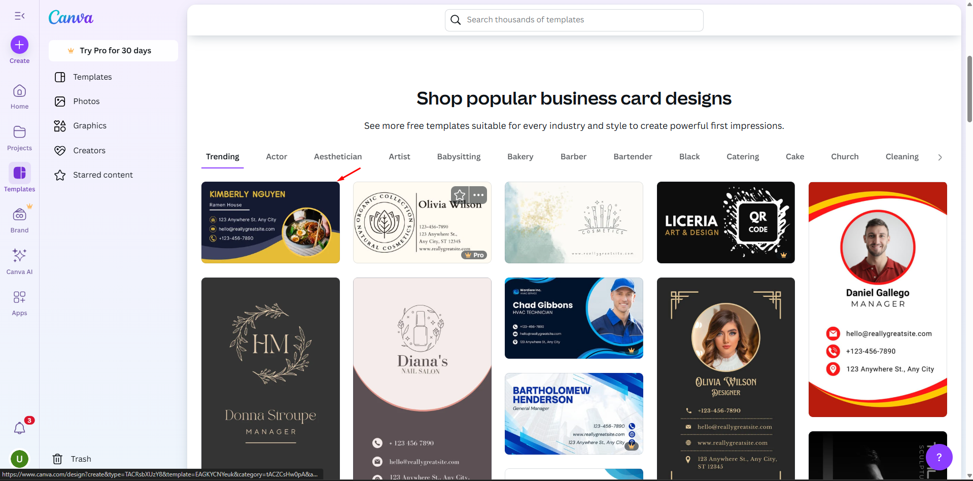 Memilih template kartu nama di Canva