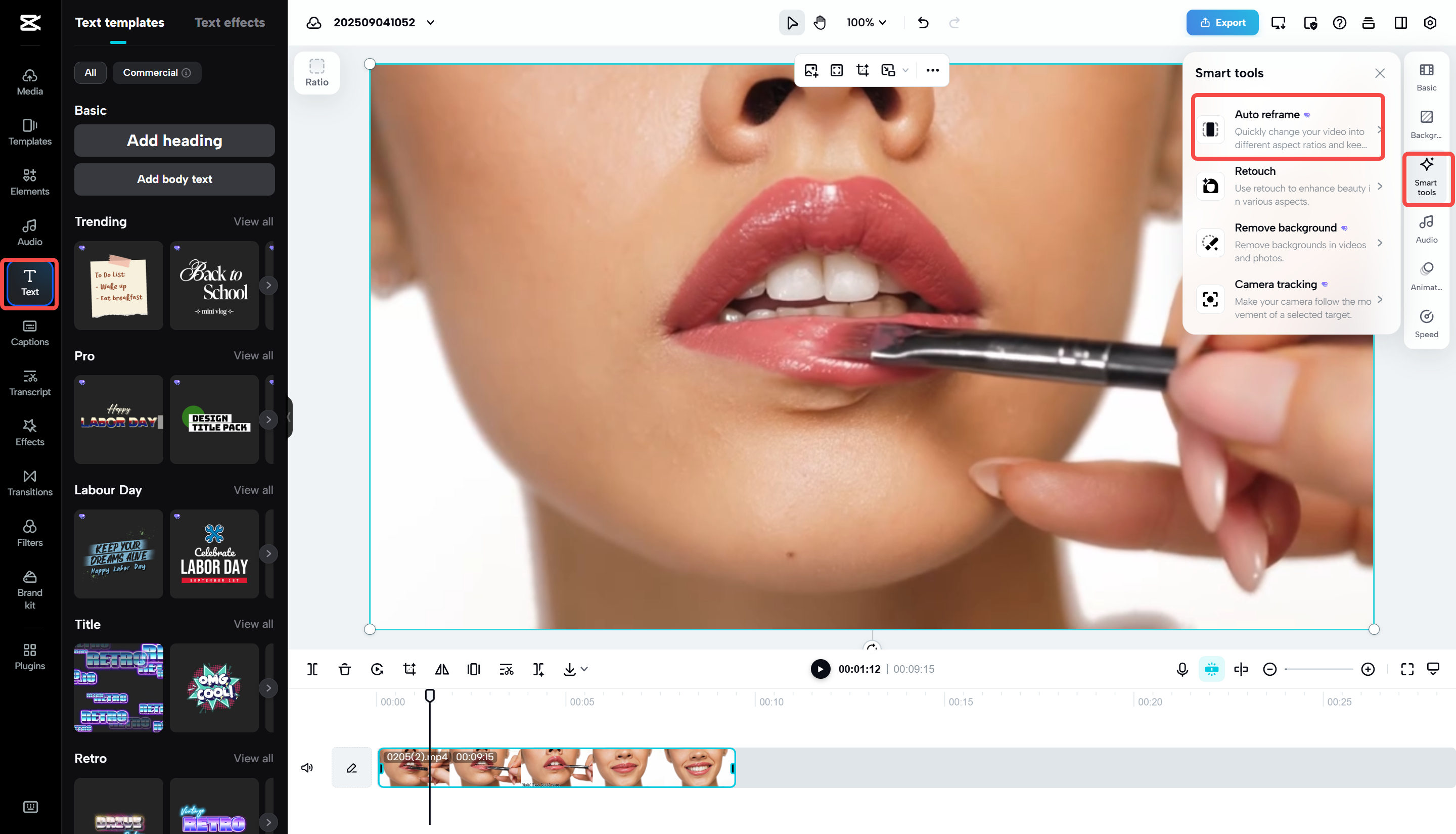 Adicionando texto e reenquadrando automaticamente o vídeo com CapCut Web