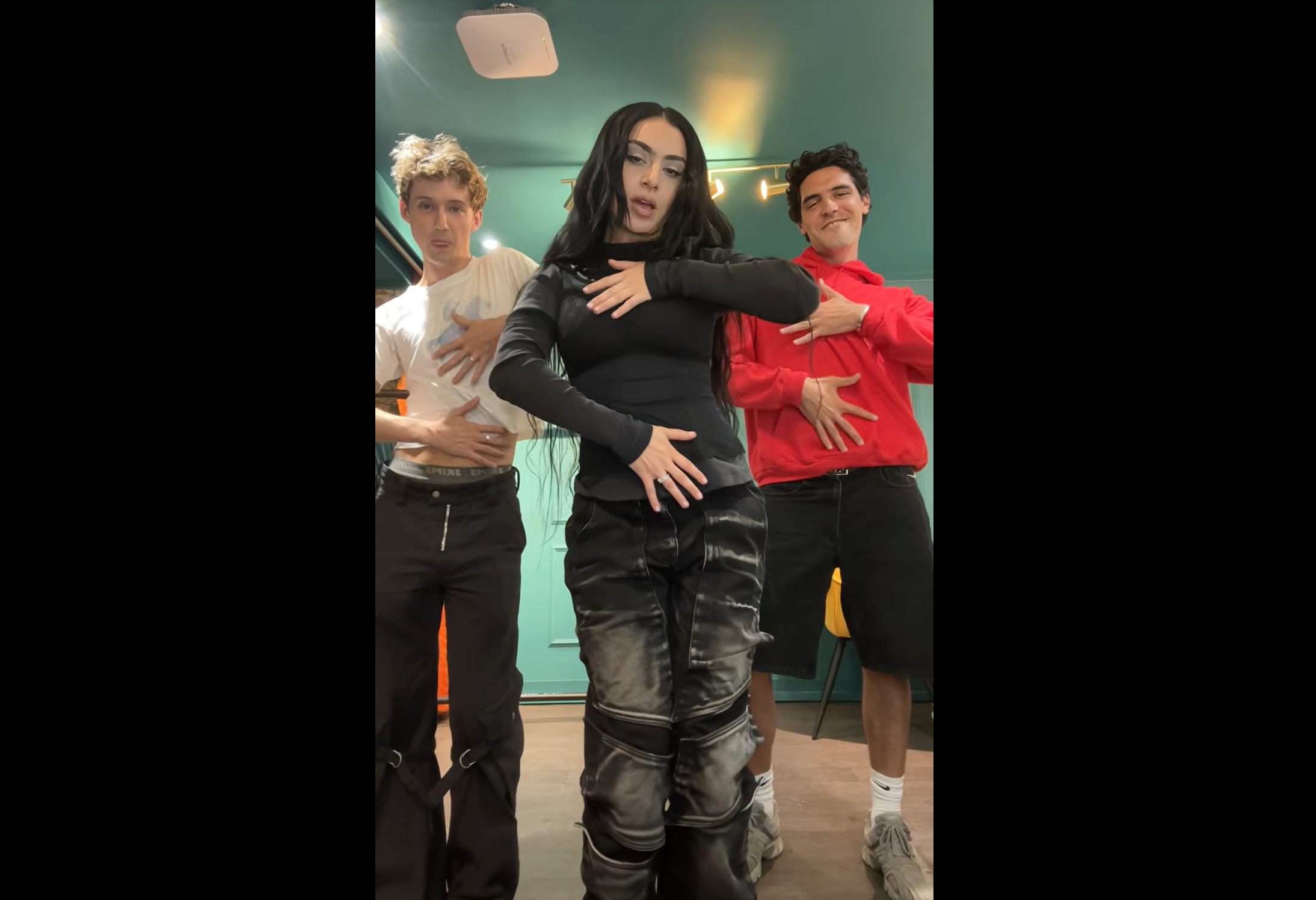 Apple Dance – Kelley Heyer / Charli XCX Kalabalığı