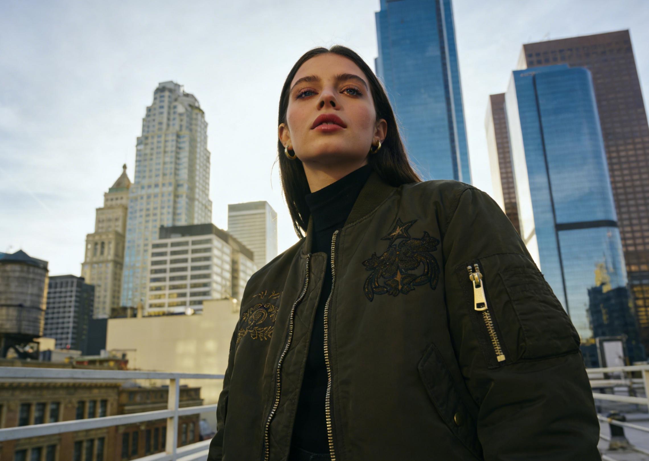 modelka na dachu w stylowej kurtce
