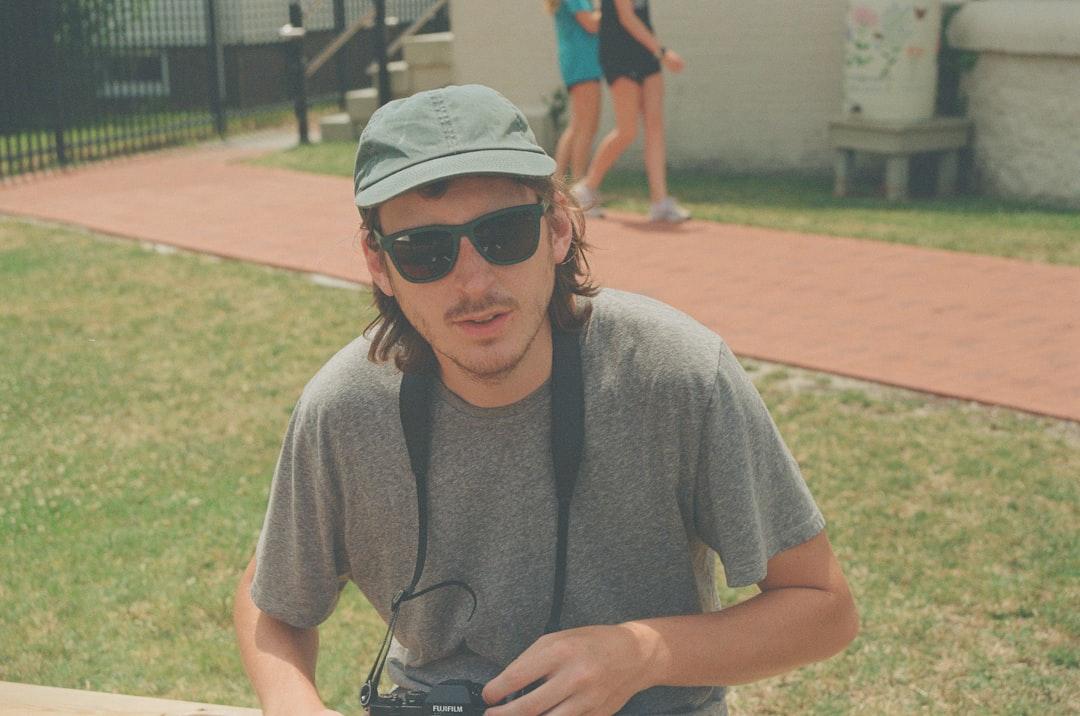 Isang vlogger na nakikipag-usap sa camera na may dynamic, futuristic na background