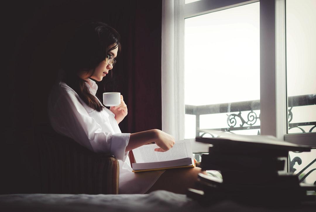 người đọc những câu trích dẫn đầy cảm hứng trong khung cảnh buổi sáng yên bình