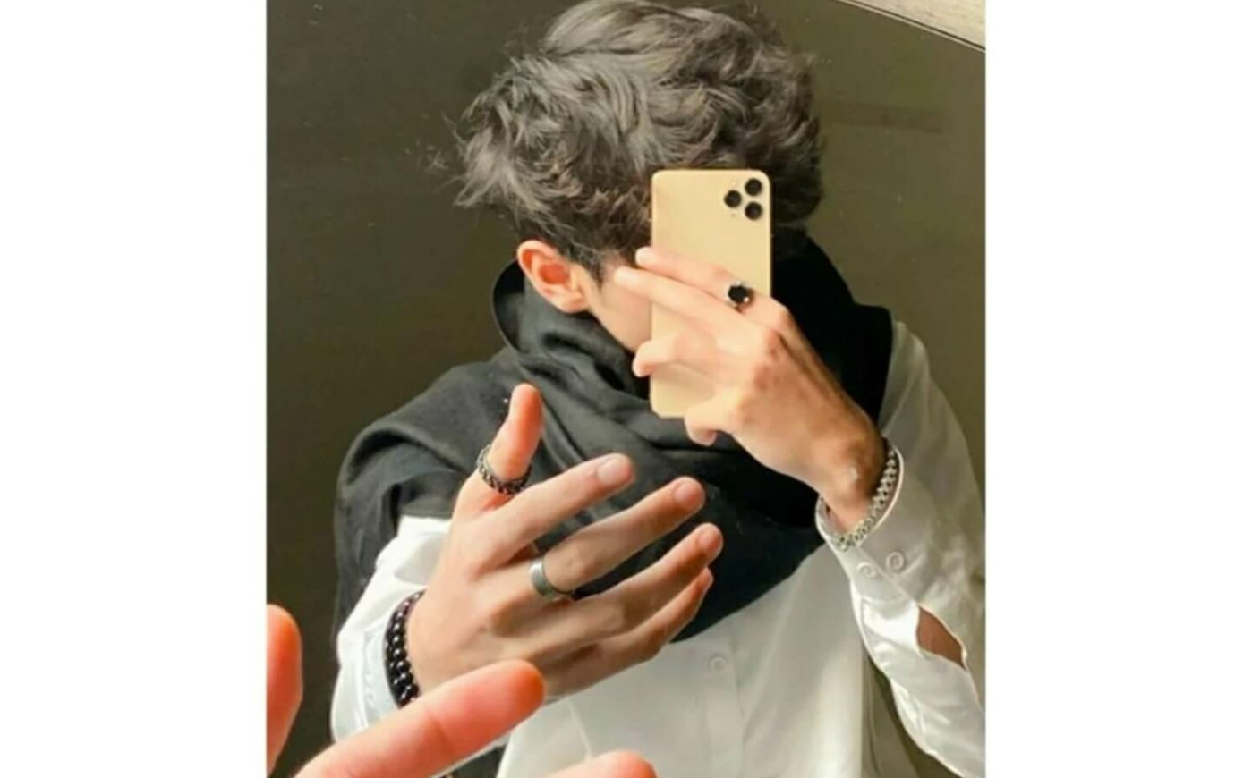Mirror selfie WhatsApp profile pic for boys