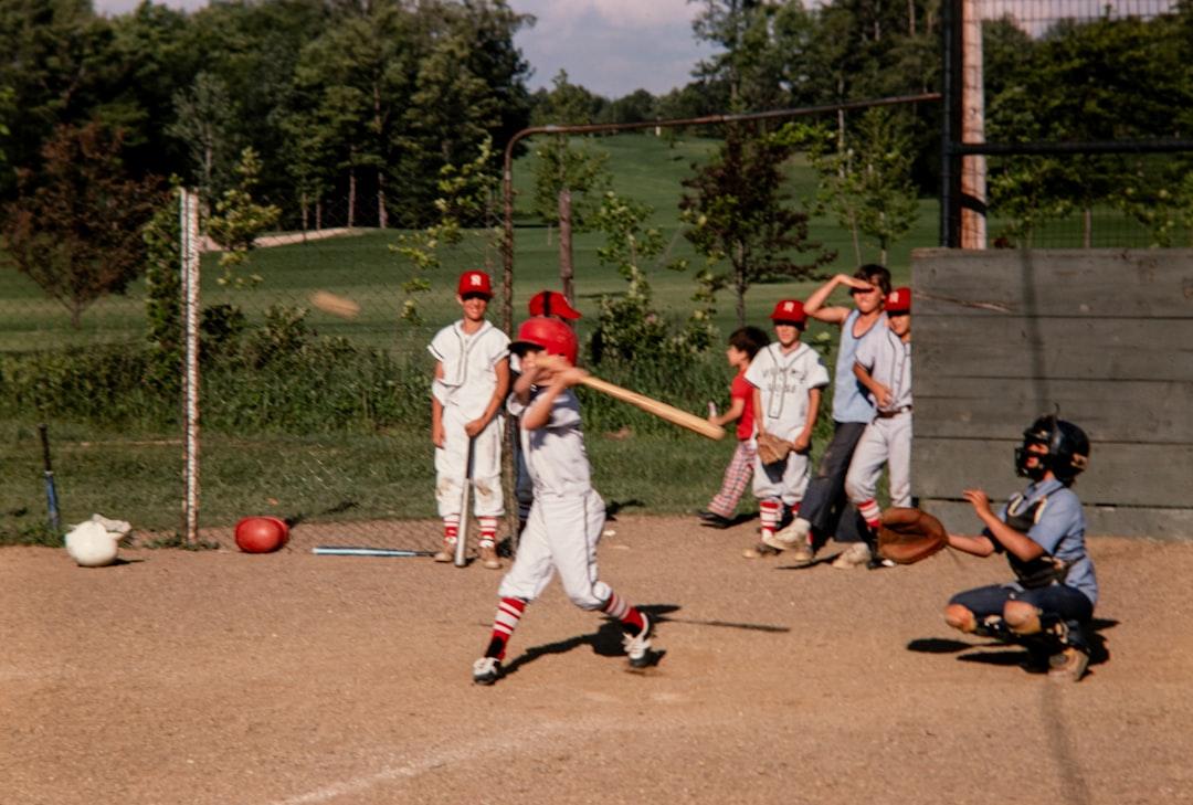 Một ảnh ghép theo phong cách cổ điển mô tả những khoảnh khắc quan trọng trong cuộc đời Jackie Robinson - chơi bóng chày, với gia đình và trong các hoạt động dân quyền.