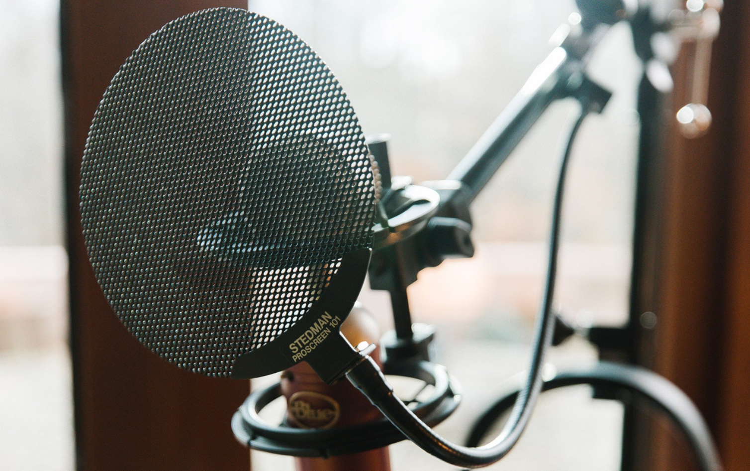 Pop filtr - základní nahrávací zařízení podcastu