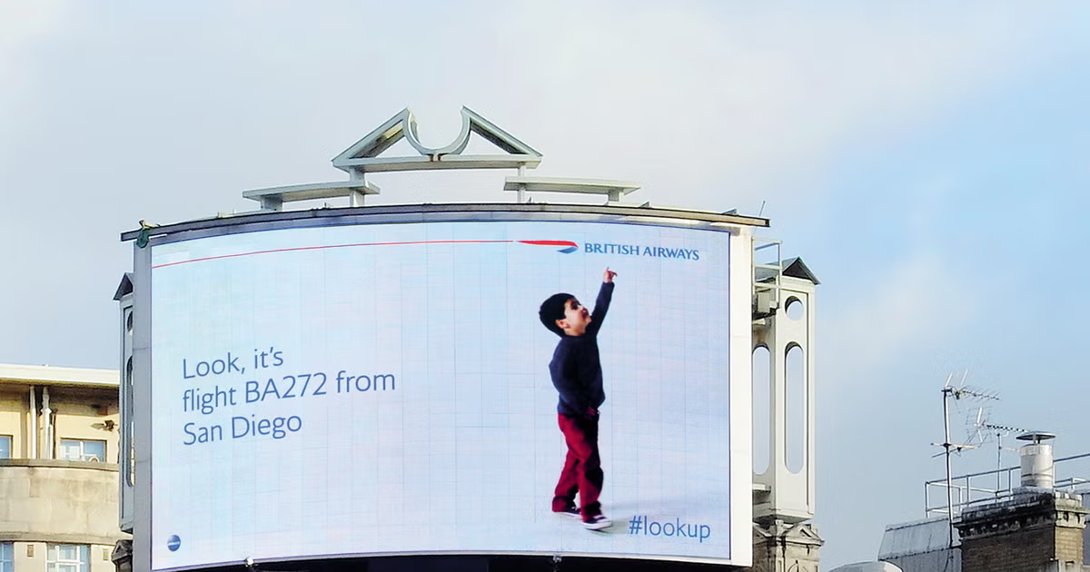 ブリティッシュ・エアウェイズの「Look Up」デジタルビルボード広告