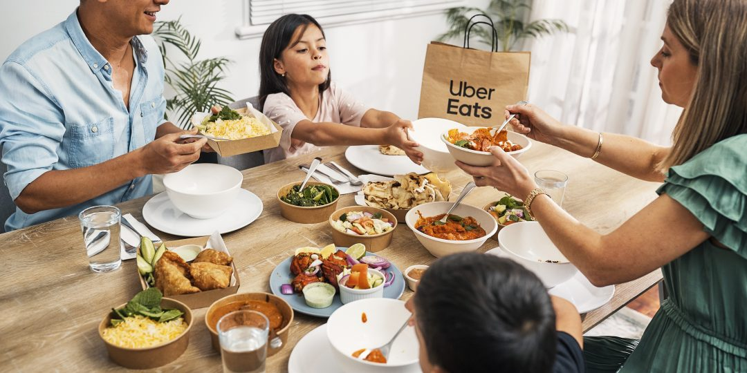 El anuncio actual de YouTube de Uber Eats que muestra la entrega de comida con un tema pegadizo