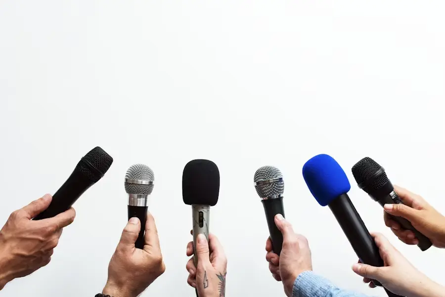 Một hình ảnh động cho quảng cáo tiếp thị, cho thấy lồng tiếng AI hấp dẫn có thể nâng cao nội dung quảng cáo như thế nào.