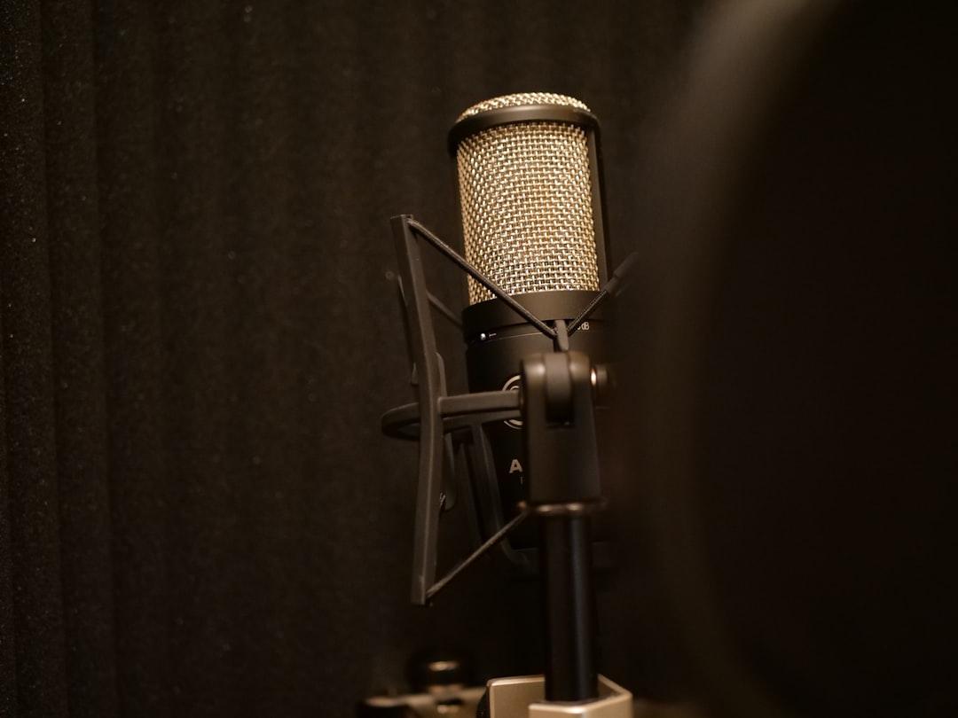 Un gros plan d'un microphone dans un studio d'enregistrement calme