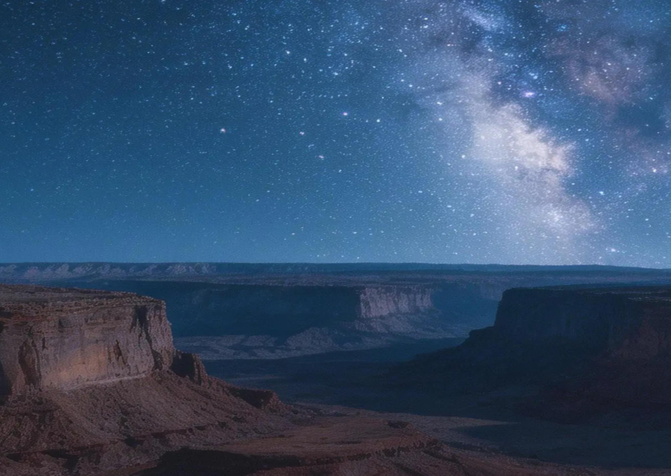 在沙漠峽谷上空旋轉的恆星的時間推移
