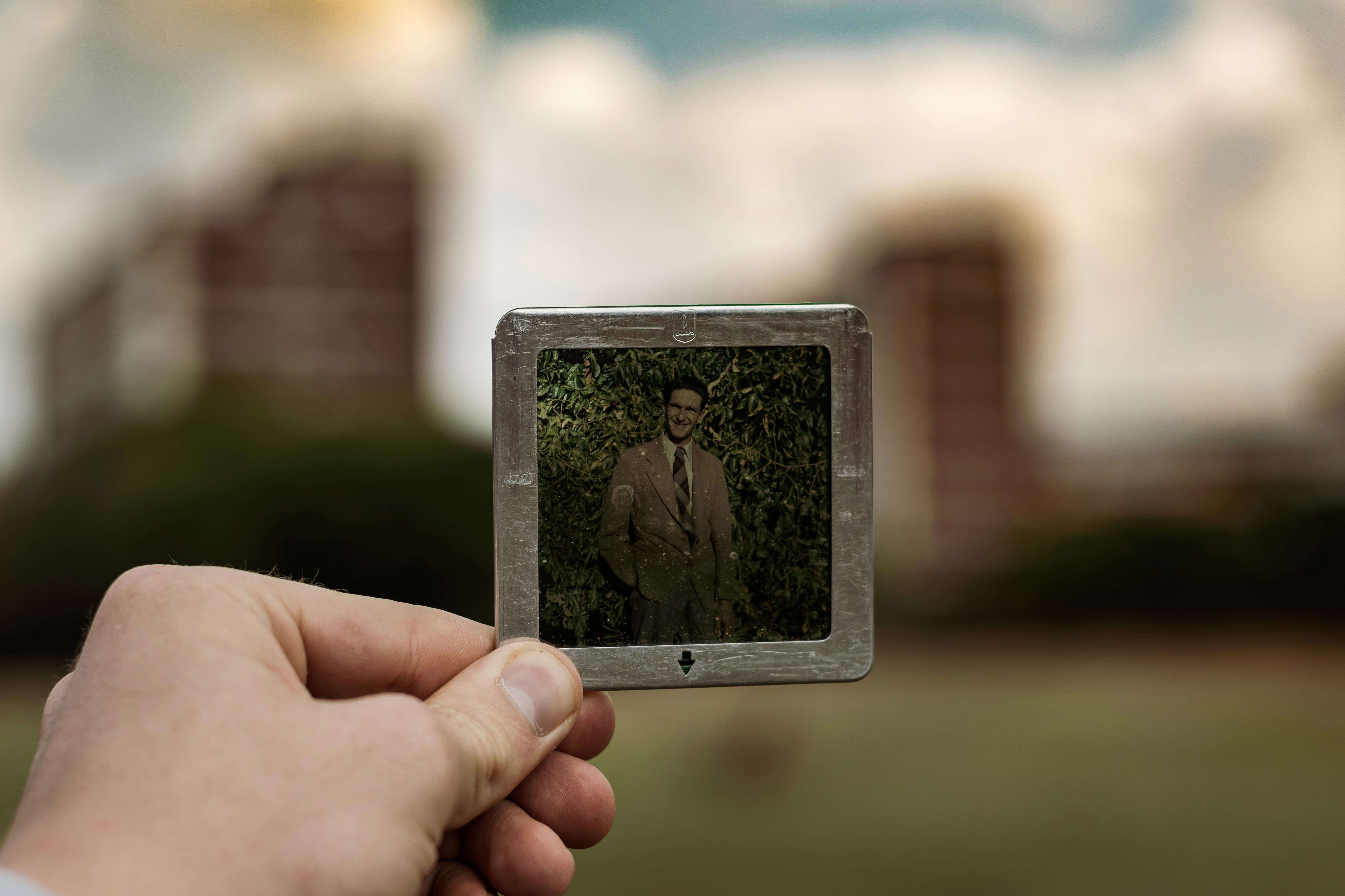 Choosing the right frame design for your online imagesPicture: Unsplash