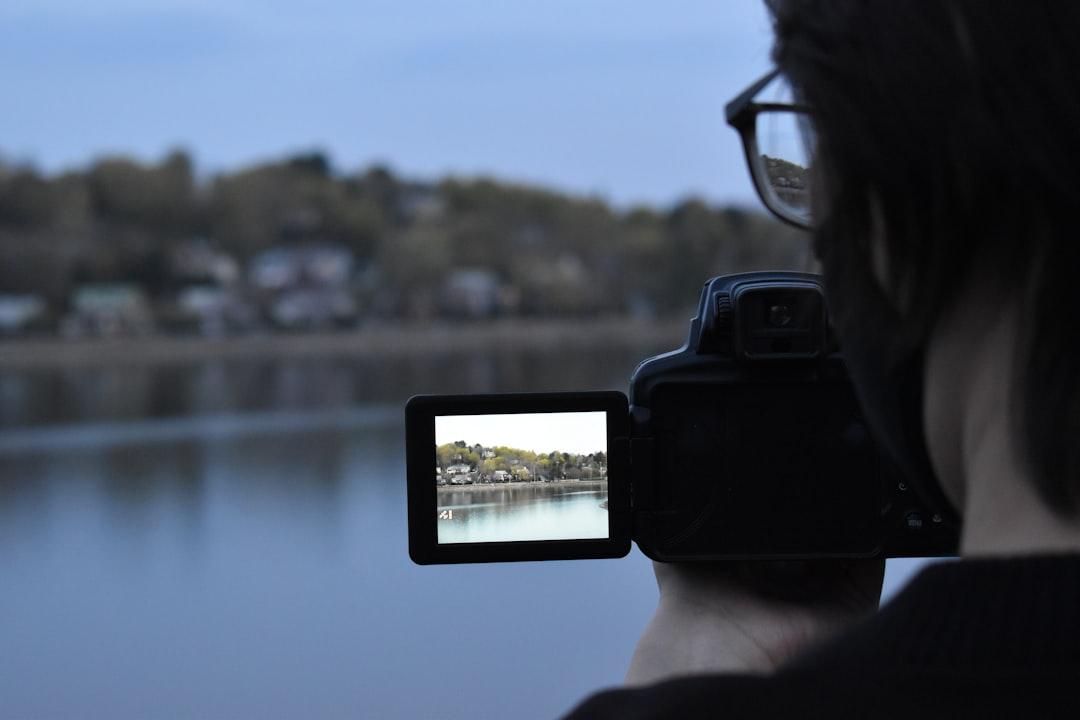 Isang digital artist na gumagamit ng tablet para mag-edit ng video, na inaalis ang background mula sa isang tao sa footage.